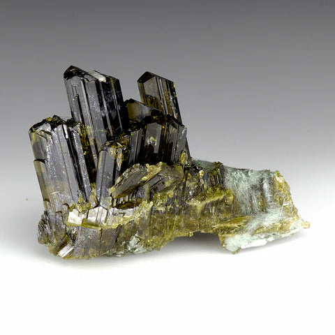 Apidot Gemstone – Meaning, Benefits, Properties & Healing Uses