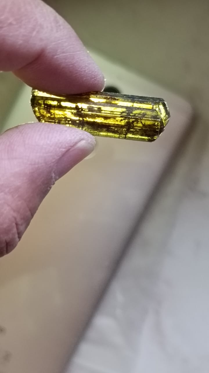 Apidot Gemstone – Meaning, Benefits, Properties & Healing Uses